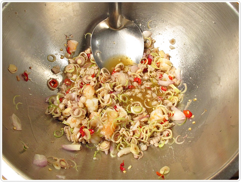 http://www.pim.in.th/images/all-one-dish-shrimp-crab/spicy-erynggi-mushroom-salad/spicy-erynggi-mushroom-salad-013.JPG