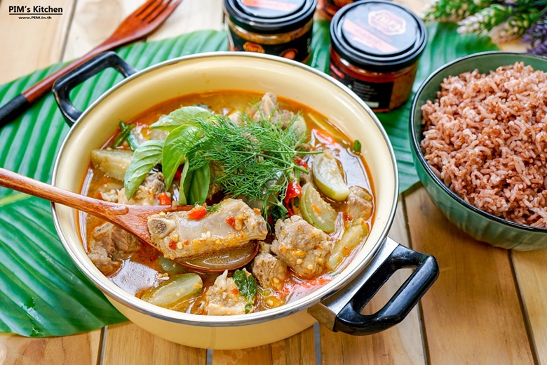 spicy thick soup with pork ribs and vegetables 03