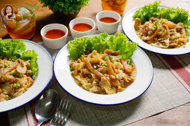 fried rice noodles with chicken 16