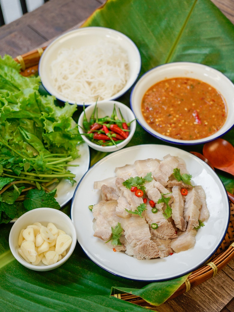 pork and rice vermicelli with vegetable wrap 20