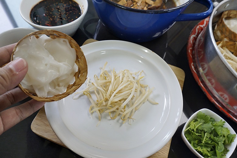 steamed rice noodle with tofu topping 19